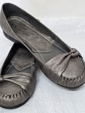 Chinese Laundry Womens Vegan Leather Pewter Twisted Bow Flats Size 9 Casual